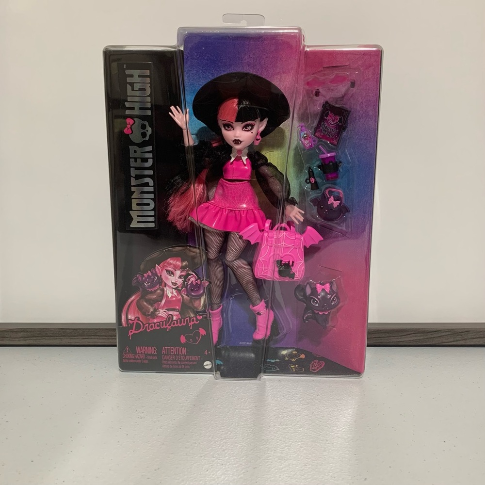 Monster High®: Draculaura™ Fashion Doll w/Pet Count Fabulous™ & Accessories-New